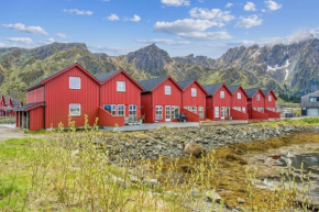 Waterfront cabin in the middle of Lofoten